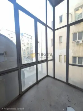 Zastakljeni balkon sa velikim staklenim površinama i pogledom na okolne zgrade. - image 13