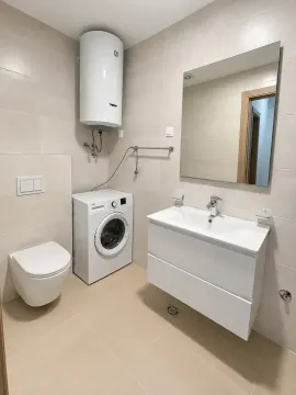 Moderne kupatilo sa sanitarijama, umivaonikom i veš mašinom. - image 9