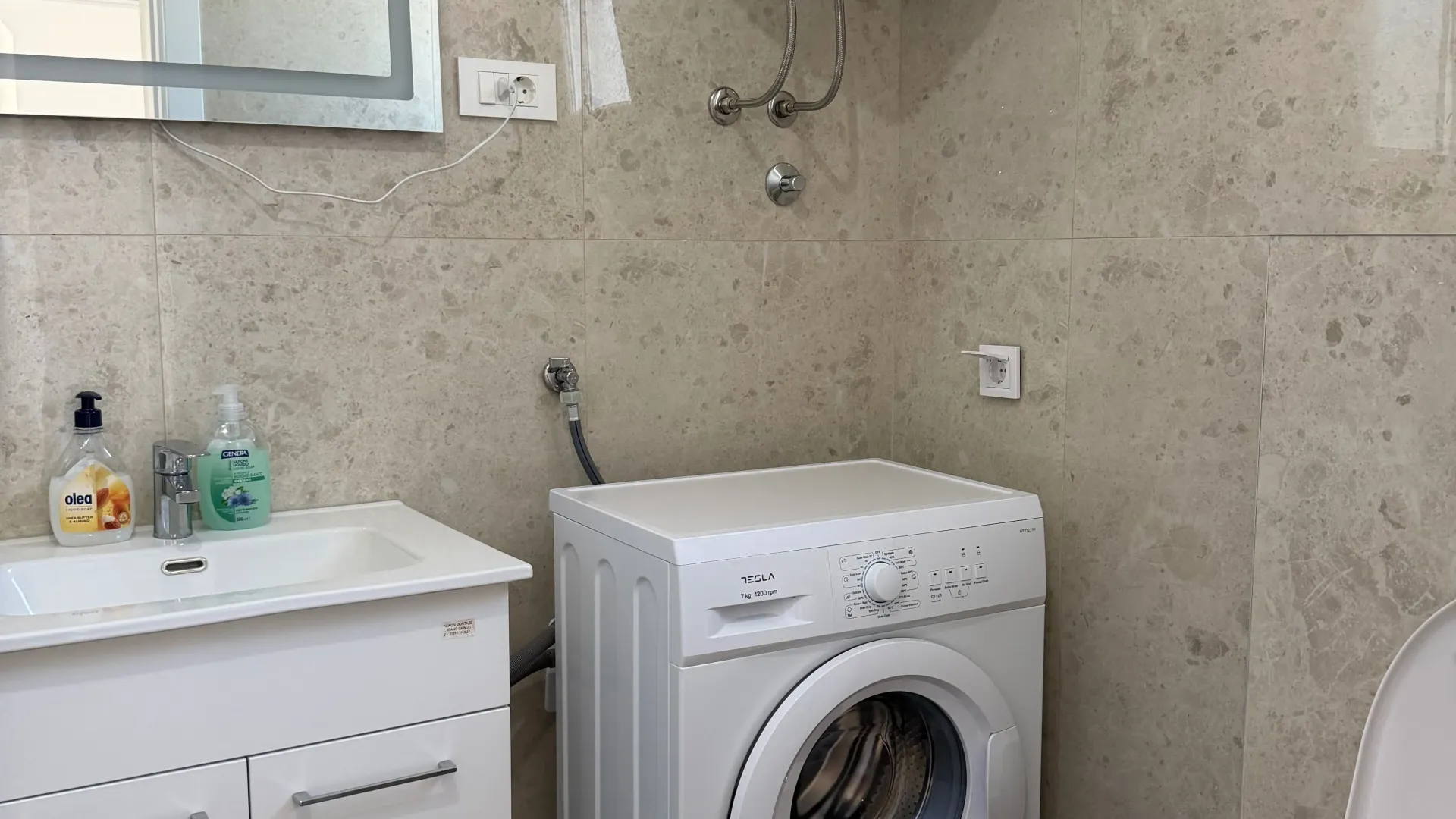 Izdavanje, dvosoban stan, 66m², Bonići, Tivat