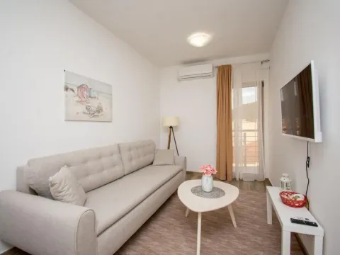 Rent, one bedroom apartment, 46m², Budva, Crna Gora - image 18