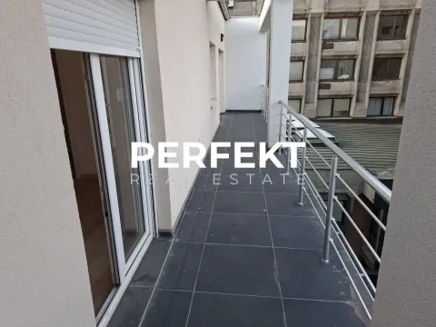 Prostrana natkrivena terasa sa tamnim podnim pločicama i metalnom ogradom. - image 12