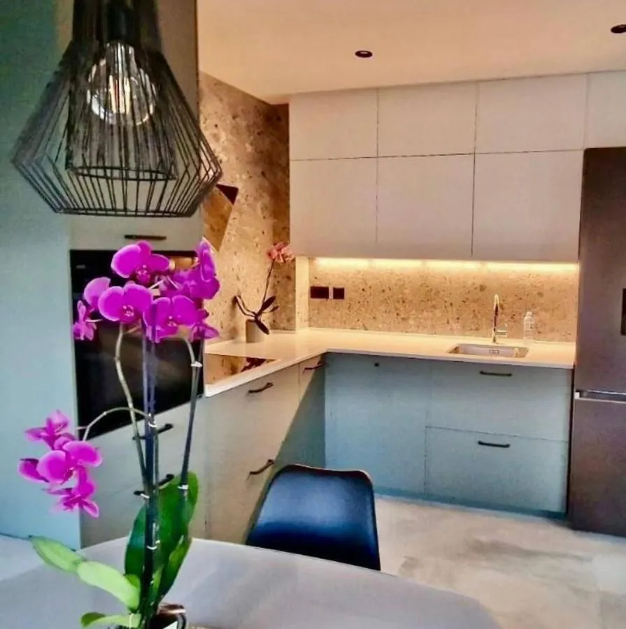 Izdavanje, dvosoban stan, 70m², Tivat, Crna Gora