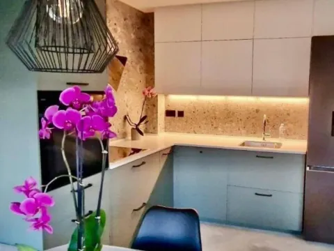 Izdavanje, dvosoban stan, 70m², Tivat, Crna Gora