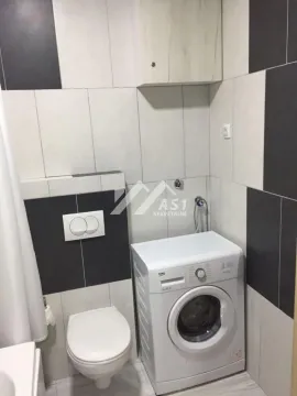 Kupatilo opremljeno toaletom, tuš kabinom i veš mašinom. - image 8