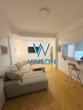 Dnevna soba sa garniturom i drvenim podom. - image 2