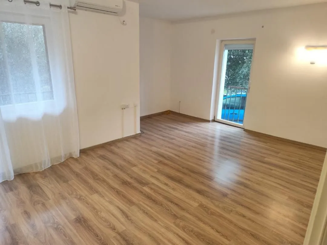 Izdavanje, dvosoban stan, 90m², Gorica C, Podgorica