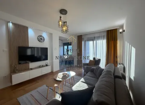 Moderan i svetao dnevni boravak sa garniturom i TV-om. - image 2