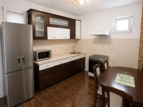 Izdavanje, trosoban stan, 125m², Malo Brdo, Podgorica - image 4
