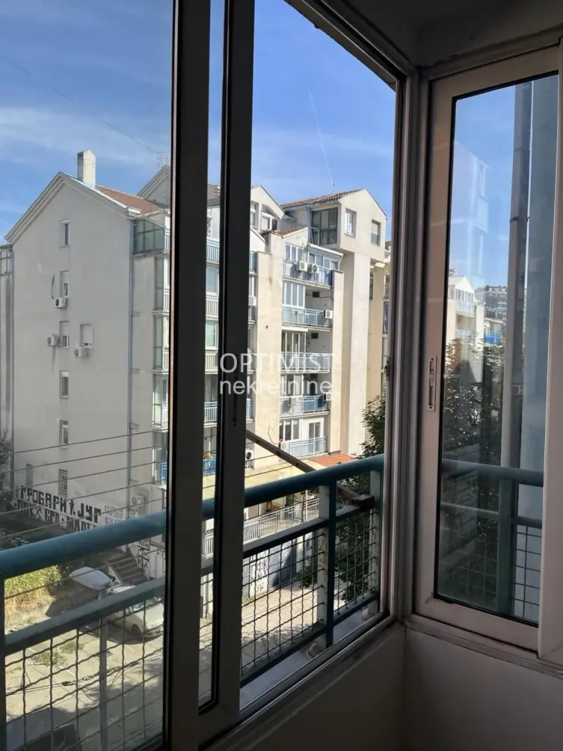 Pogled sa balkona na okolne zgrade i ulicu.