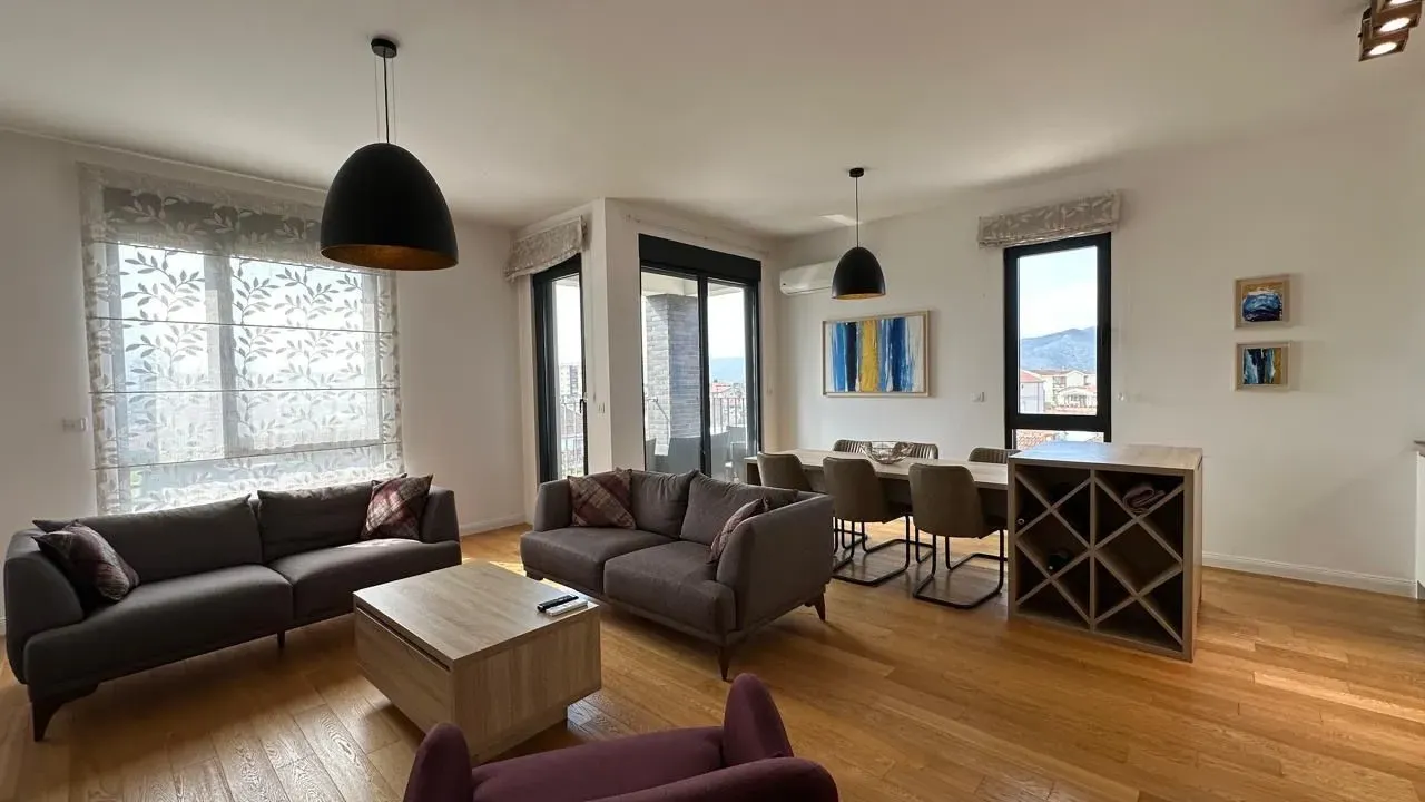 Izdavanje, trosoban stan, 95m², City Kvart, Podgorica