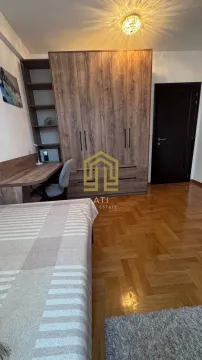 Namještena spavaća soba sa velikim garderoberom, radnim stolom i krevetom. - image 6