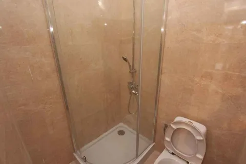 Kupatilo sa staklenom tuš kabinom i toaletom. - image 14