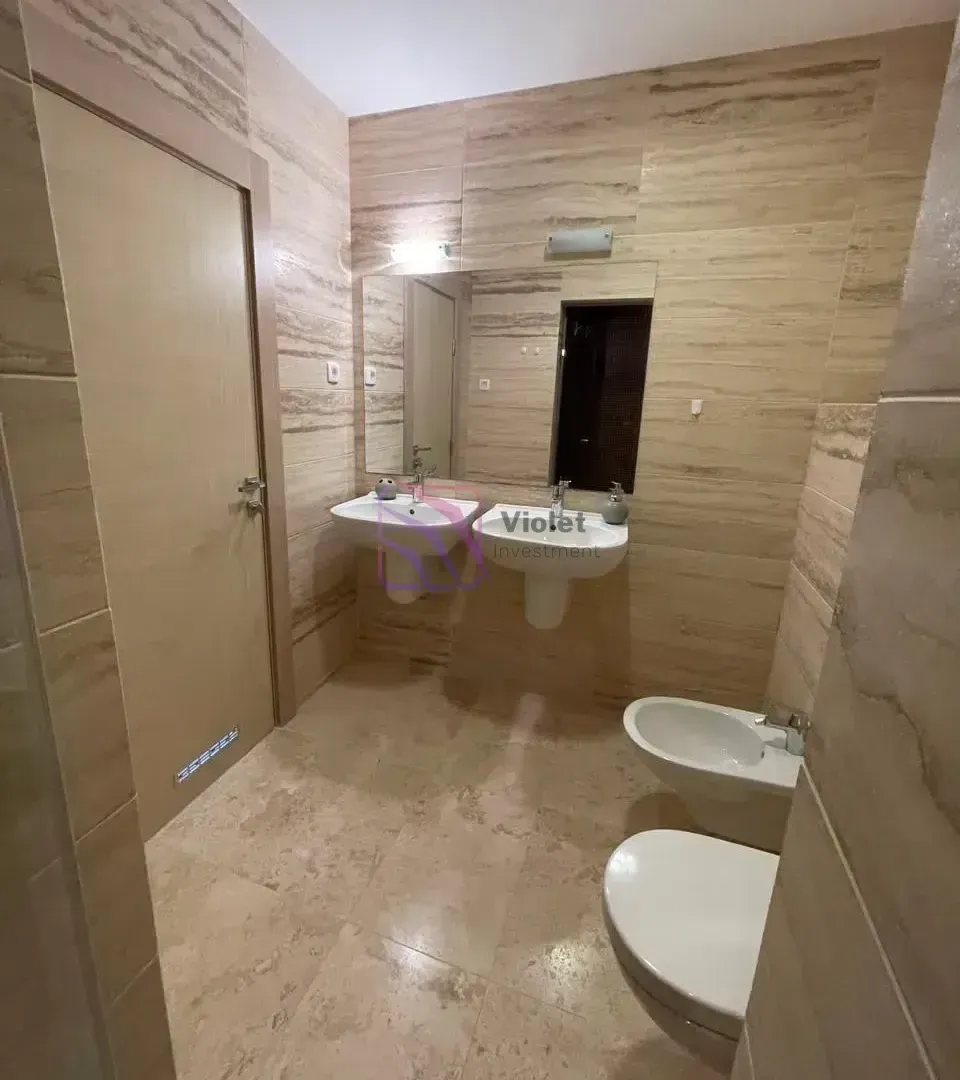 Kupatilo obloženo keramičkim pločicama sa dva umivaonika, wc šoljom i bideom.