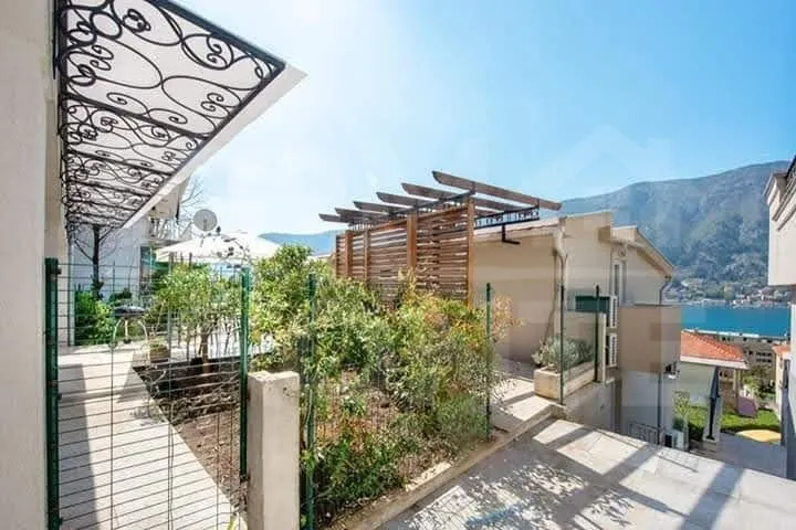 Rent, one bedroom apartment, 50m², Dobrota, Kotor