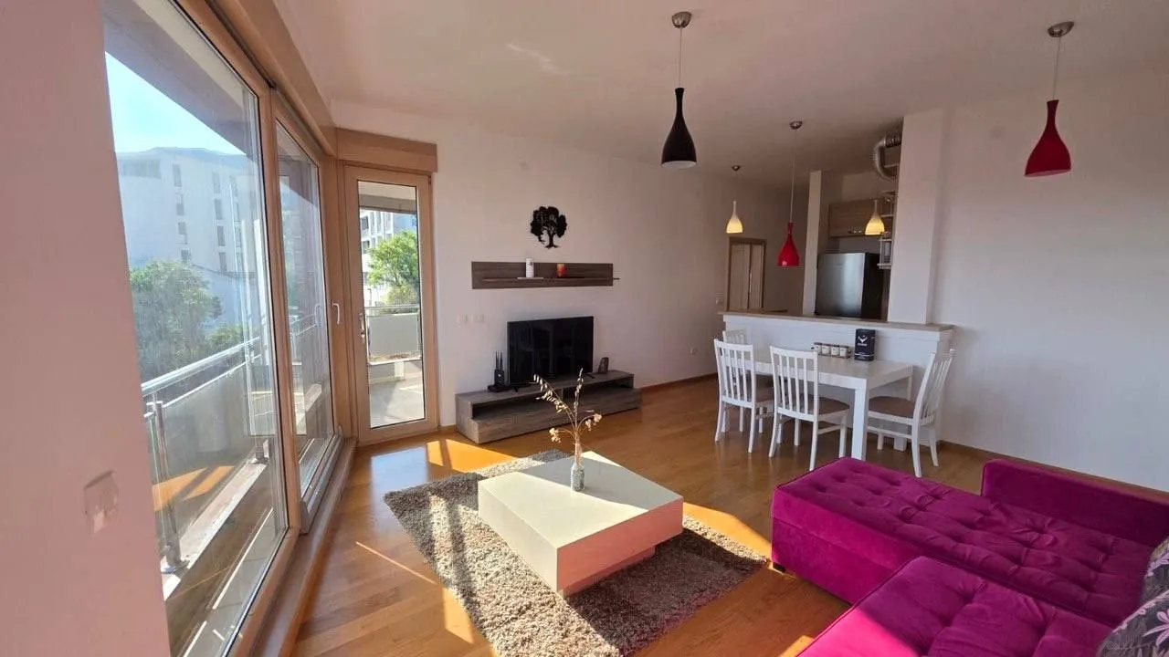 Izdavanje, dvosoban stan, 74m², Bečići, Budva