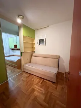 Manja spavaća soba sa kaučem i pogledom na susjednu prostoriju sa krevetom. - image 5