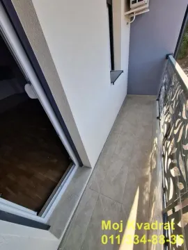 Pogled na popločani balkon sa metalnom ogradom i izlazom u prostoriju. - image 9