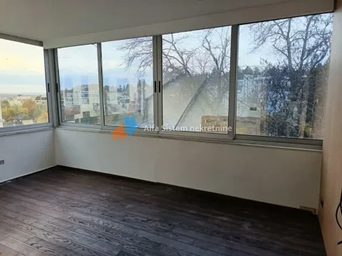 Enclosed balcony with large windows and a view of the surroundings. - image 20