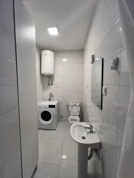 Svijetlo kupatilo sa veš mašinom, bojlerom i sanitarijama. - image 6