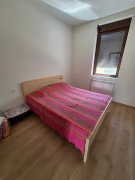 Spavaća soba sa drvenim krevetom i prozorom. - image 11