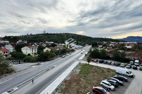 Pogled sa prozora na okolno naselje i brdo. - image 5