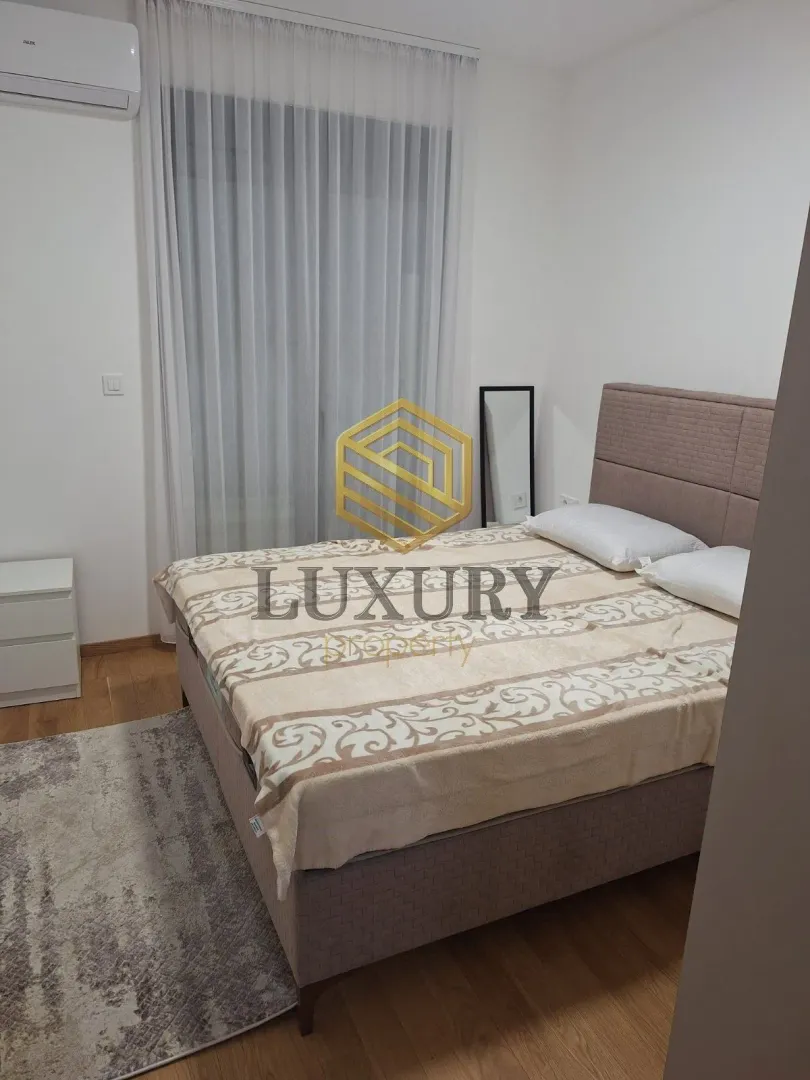 Furnished bedroom with a double bed.