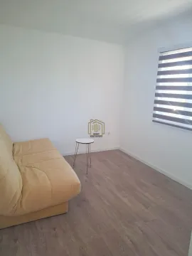 Dnevna soba sa kaučem i malim stočićem pored prozora. - image 3