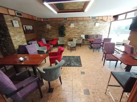 Izdavanje, poslovni prostor, 85m², Blok 5, Podgorica