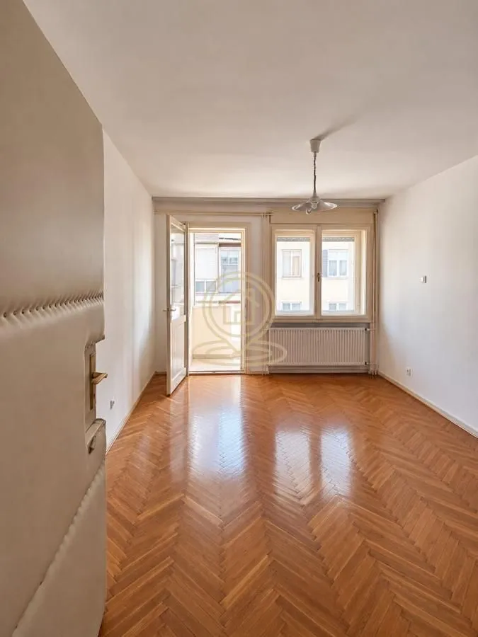Empty room with parquet flooring and access to the terrace.