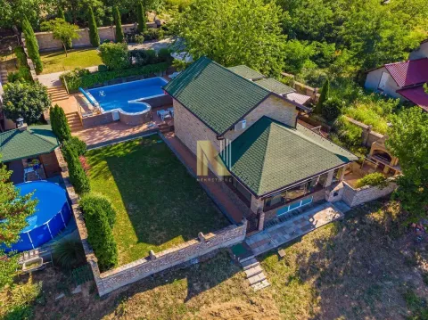 Pogled iz vazduha na kuću sa bazenom i uređenim dvorištem. - image 11