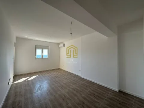 Prazna soba sa laminatom i bijelim zidovima. - image 4