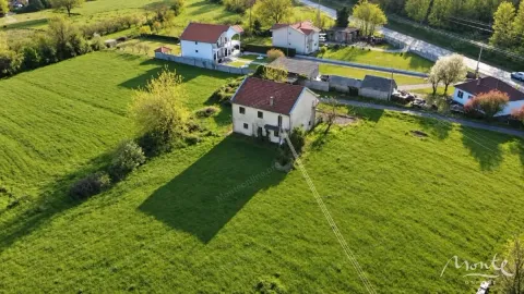 Pogled iz vazduha na kuću sa velikim dvorištem i zelenilom. - image 4