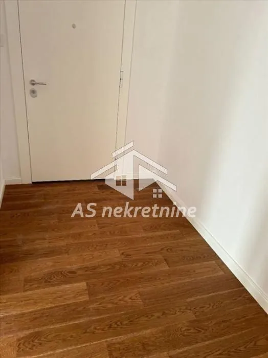 Izdavanje, trosoban stan, 71m², Čubura, Beograd