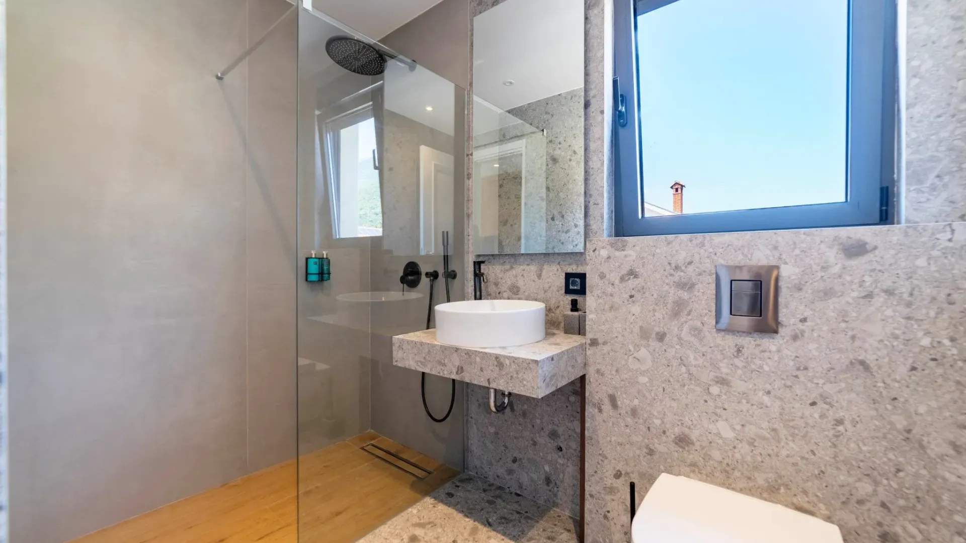 Rent, three bedroom apartment, 85m², Tivat, Crna Gora
