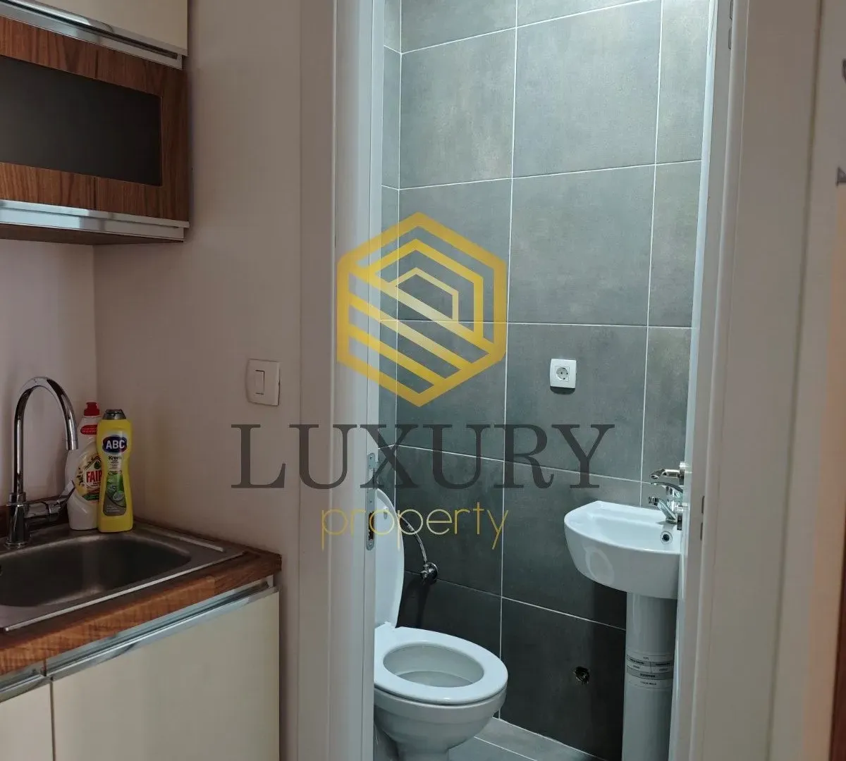 Izdavanje, poslovni prostor, 54m², Central Point, Podgorica