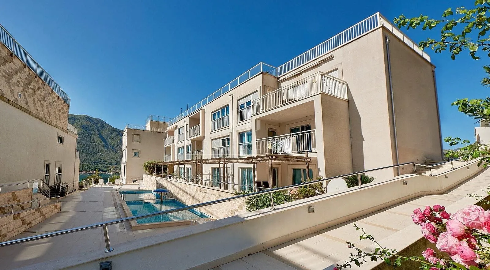 Prodaja, jednosoban stan, 74m², Dobrota, Kotor