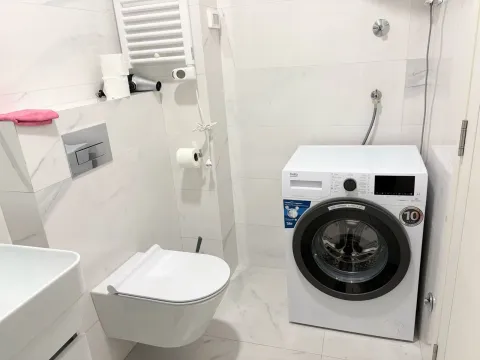 Svijetlo i moderno kupatilo sa veš mašinom. - image 4