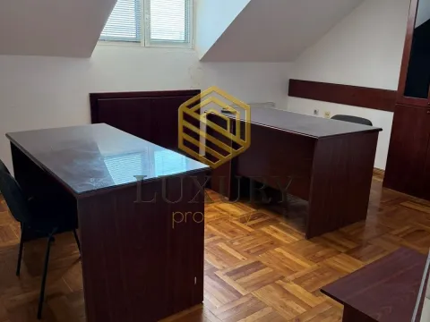 Izdavanje, poslovni prostor, 130m², Centar, Podgorica - image 3