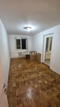Prazna soba sa parketom i izlazom na terasu. - image 6