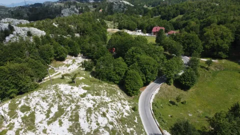 Pogled iz vazduha na okolno prirodno okruženje i put koji vodi do imanja. - image 2