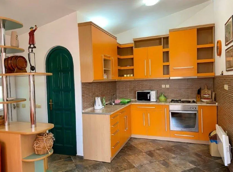 Izdavanje, dvosoban stan, 80m², Gospoština, Budva