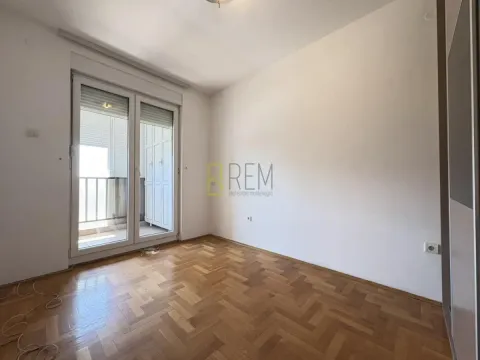 Prazna soba sa parketom i izlazom na terasu. - image 7
