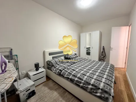 Furnished bedroom with a double bed and a wardrobe. - image 6