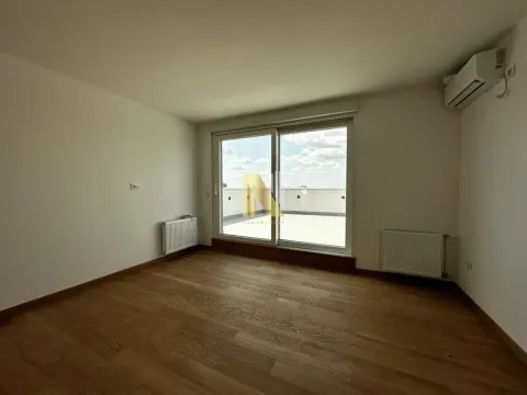 Prazna soba sa drvenim podom, radijatorima i izlazom na terasu. - image 13