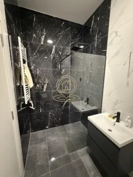 Moderno kupatilo sa tuš kabinom, umivaonikom i radijatorom za peškire. - image 14