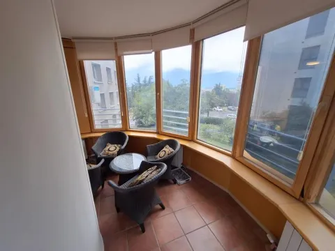 Zastakljena terasa sa garniturom za sedenje i pogledom na okolinu. - image 17