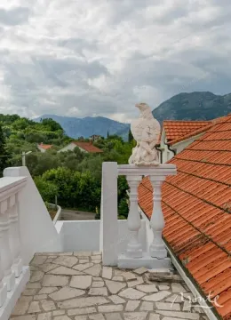 Terasa sa kamenim podom, dekorativnom skulpturom i pogledom na planine. - image 39