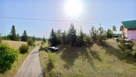 Pogled na dvorište i okolni pejzaž sa drvećem ispred objekta. - image 5