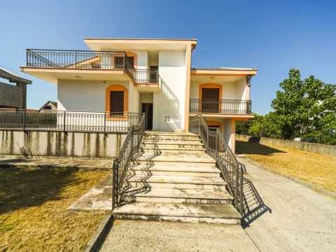 Kuća in Tuzi