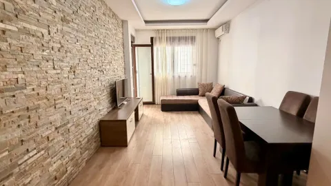 Prostrani dnevni boravak sa trpezarijom i zidom obloženim ukrasnim kamenom. - image 5